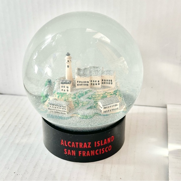 San Francisco Snow Globe - Picture 1 of 4